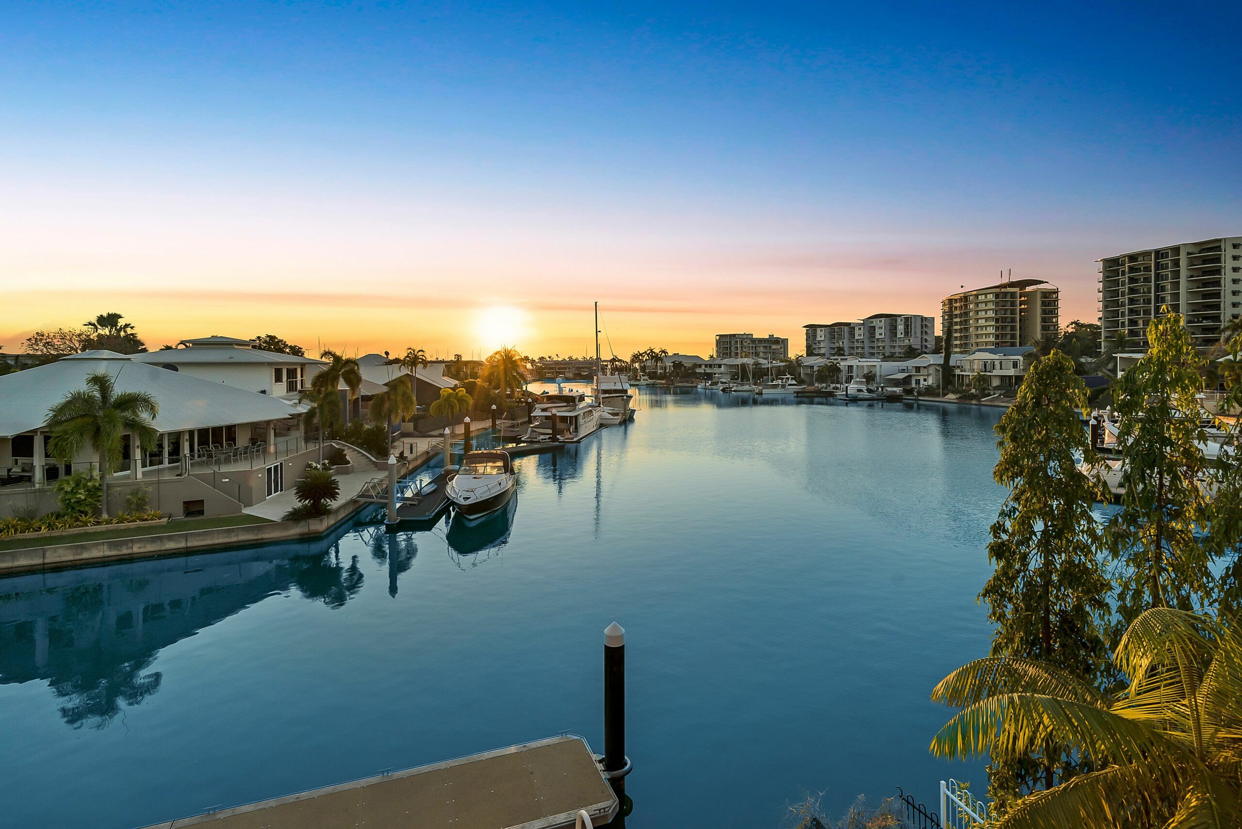 LARRAKEYAH PALMS — Darwin luxury on Cullen Bay Marina with Pool