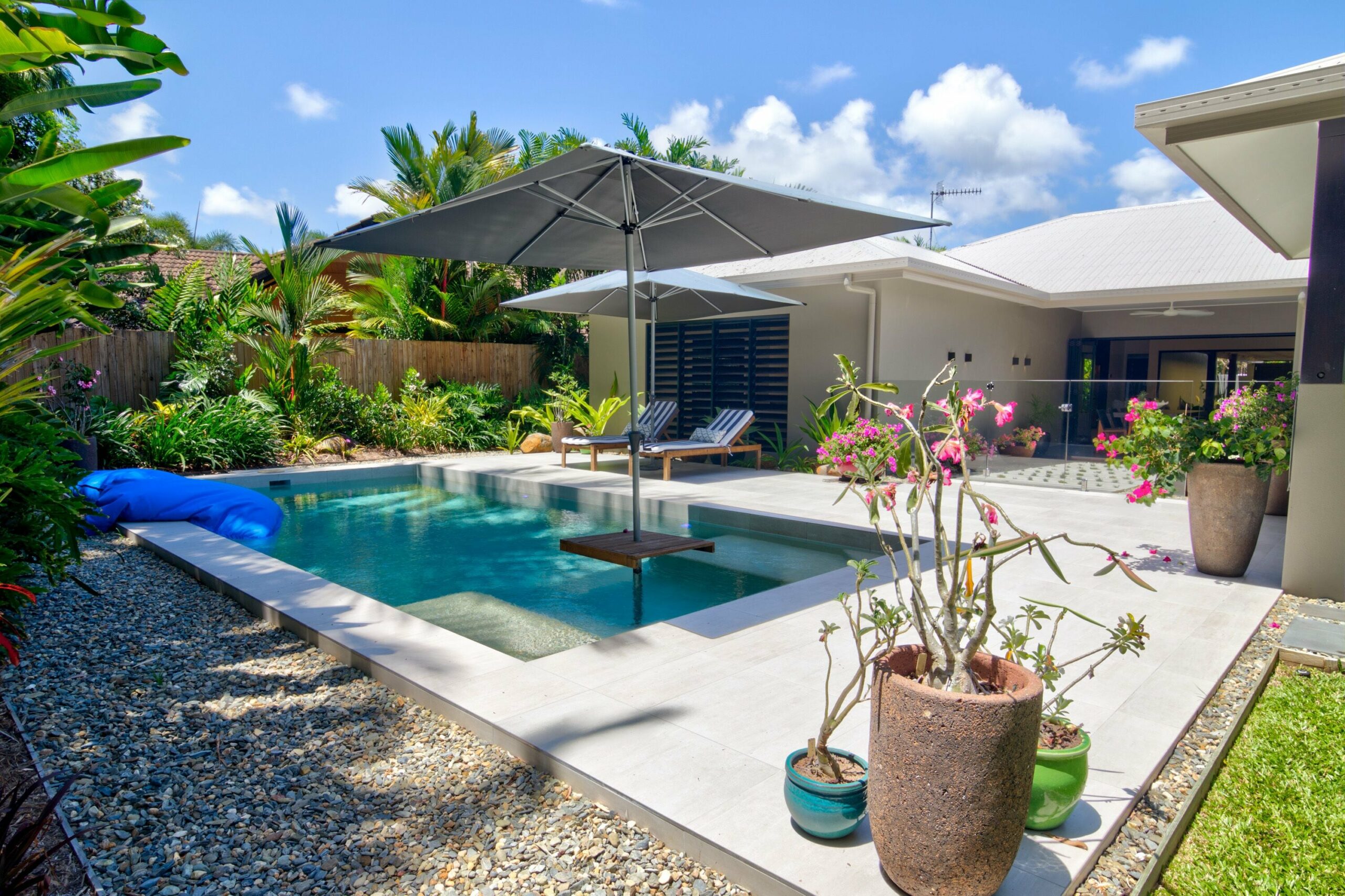 Tropic Style beachside home, 3 minutes walk to the beach