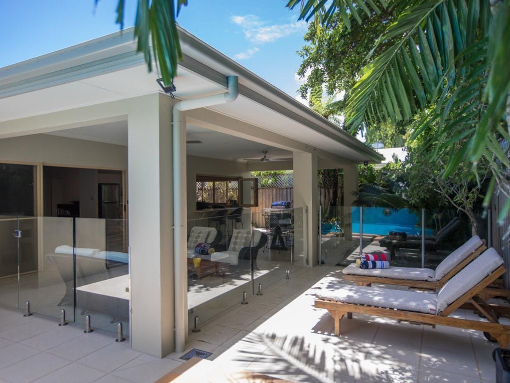 Six Beachside Port Douglas With Heated Swimming Pool & Footsteps From the Beach