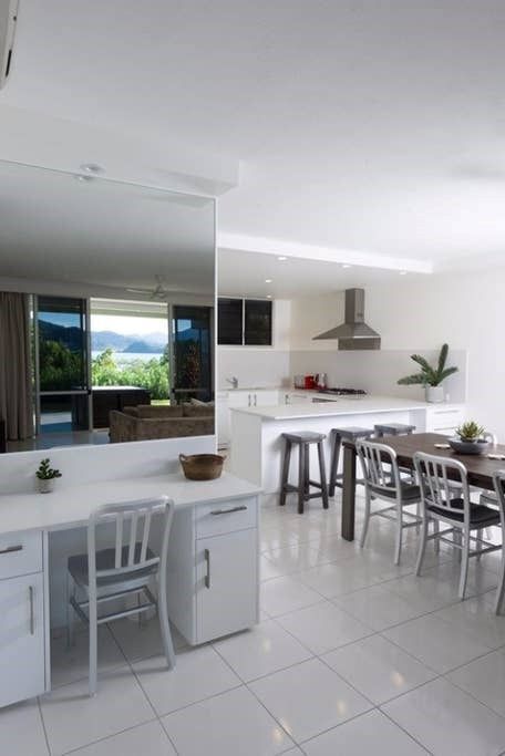 Lagoon Lodge 008 - Beachfront Apartment on Hamilton Island