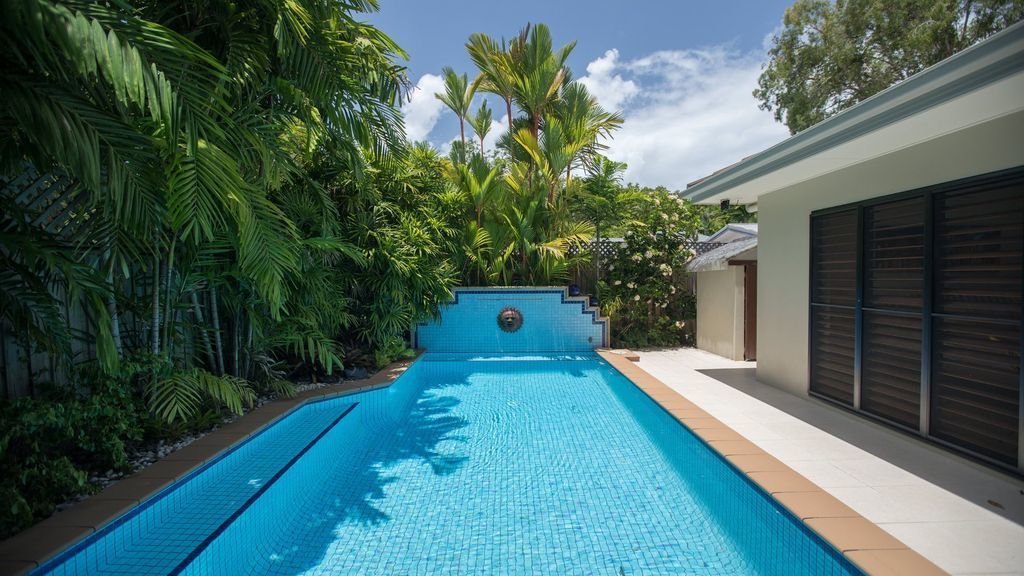 Six Beachside Port Douglas With Heated Swimming Pool & Footsteps From the Beach