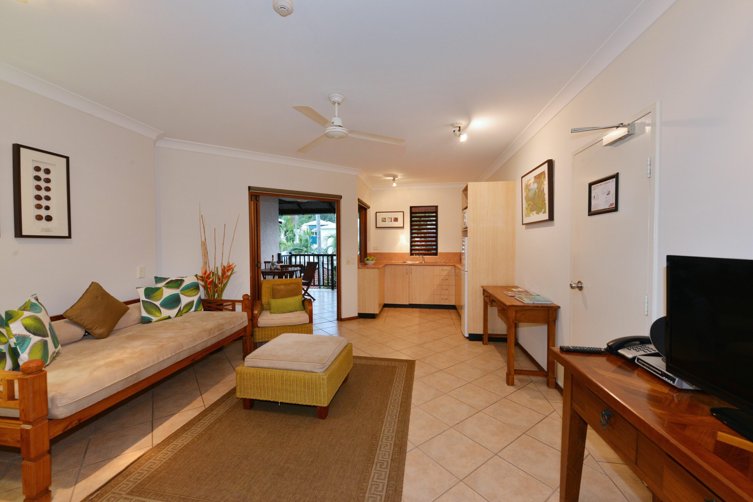 Balinese Style Apartment- Walking distance to all Port has to offer.