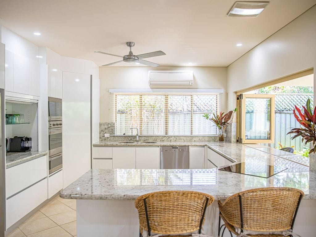 Six Beachside Port Douglas With Heated Swimming Pool & Footsteps From the Beach