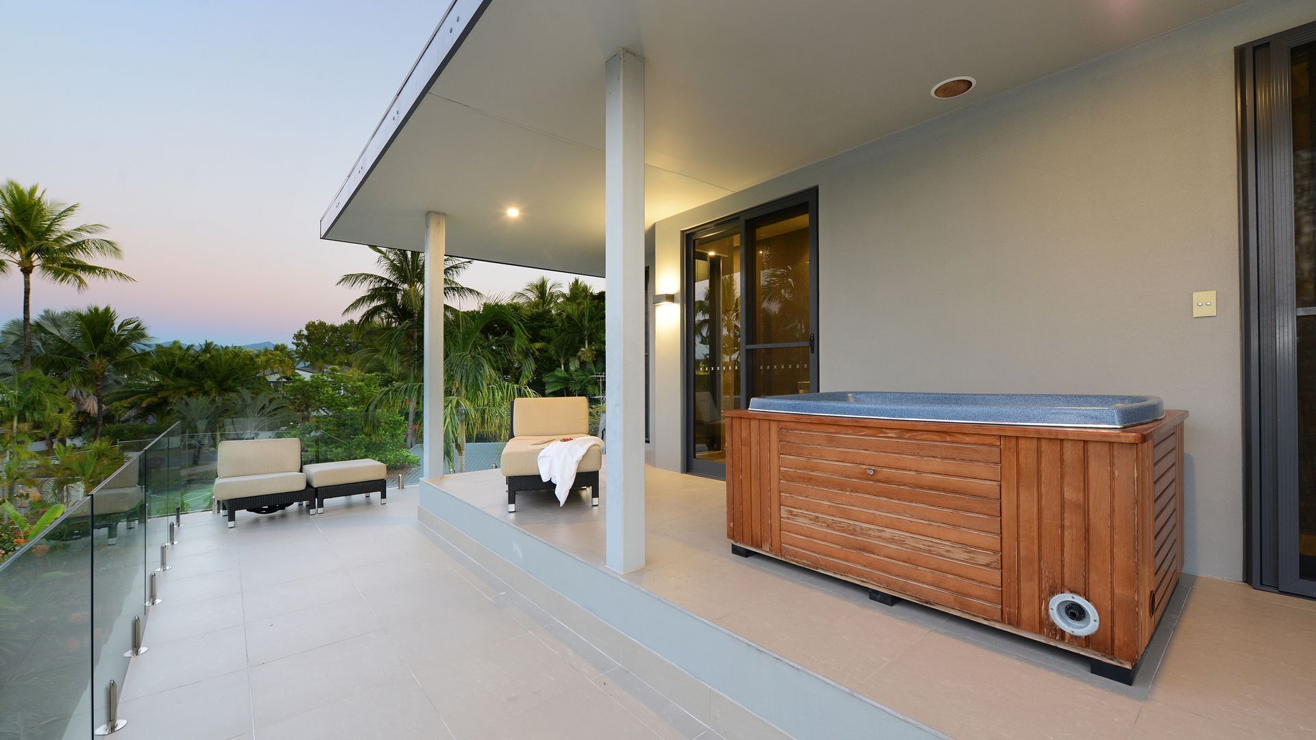 Absolute Beachfront - Esplanade Villa Port Douglas