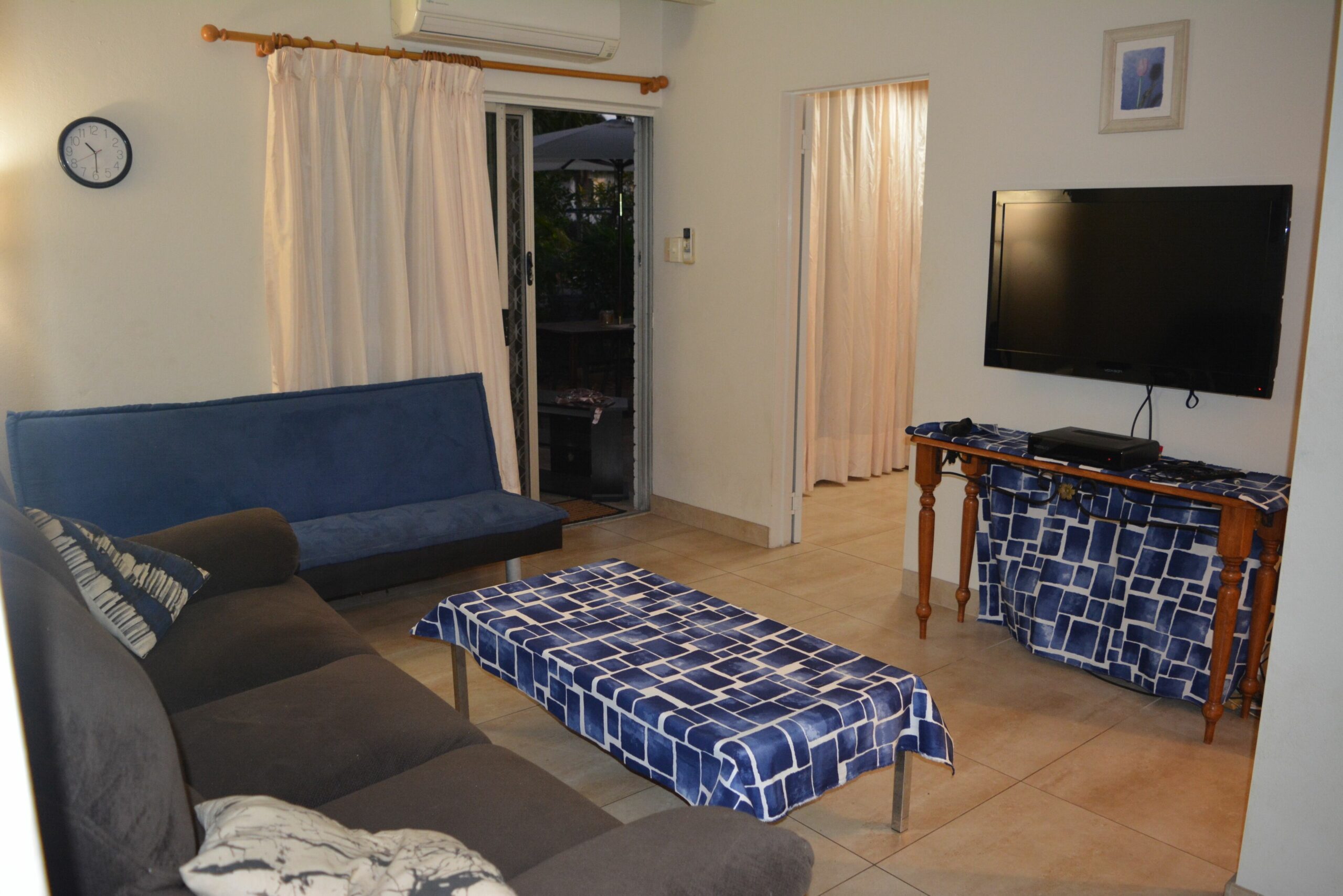 Secure, cool and comfy tropical haven. Close to airport.