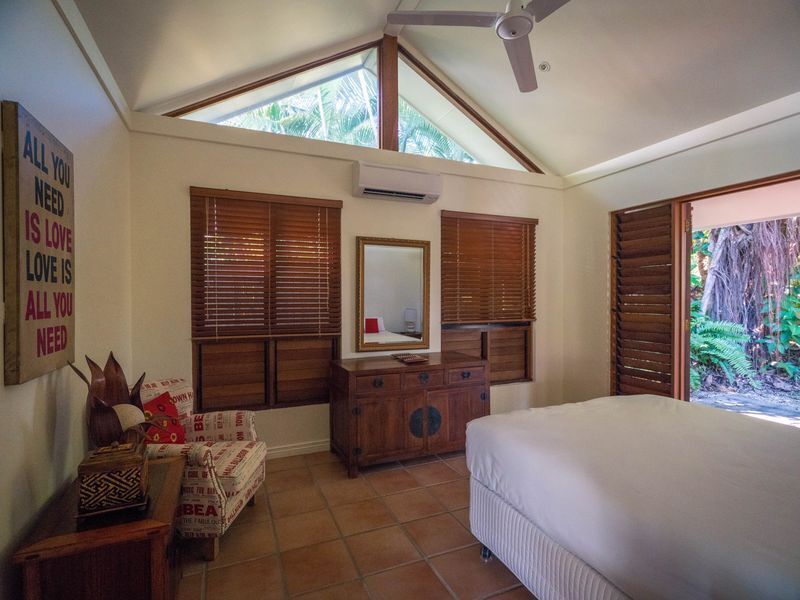 Frangipani Beach House - Absolute Beachfront/ Heated Pool