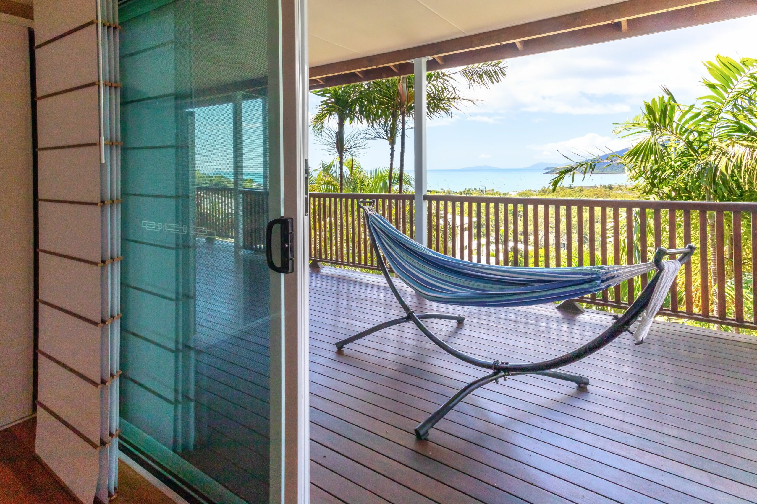 Panoramic views, central Airlie beach, short Stroll to the beaches & village