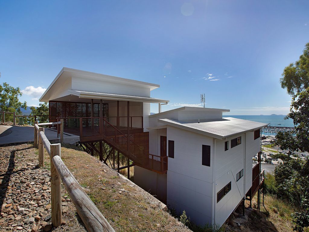 Island Views - the Perfect Holiday Home. Centre of Airlie Beach. More to Offer