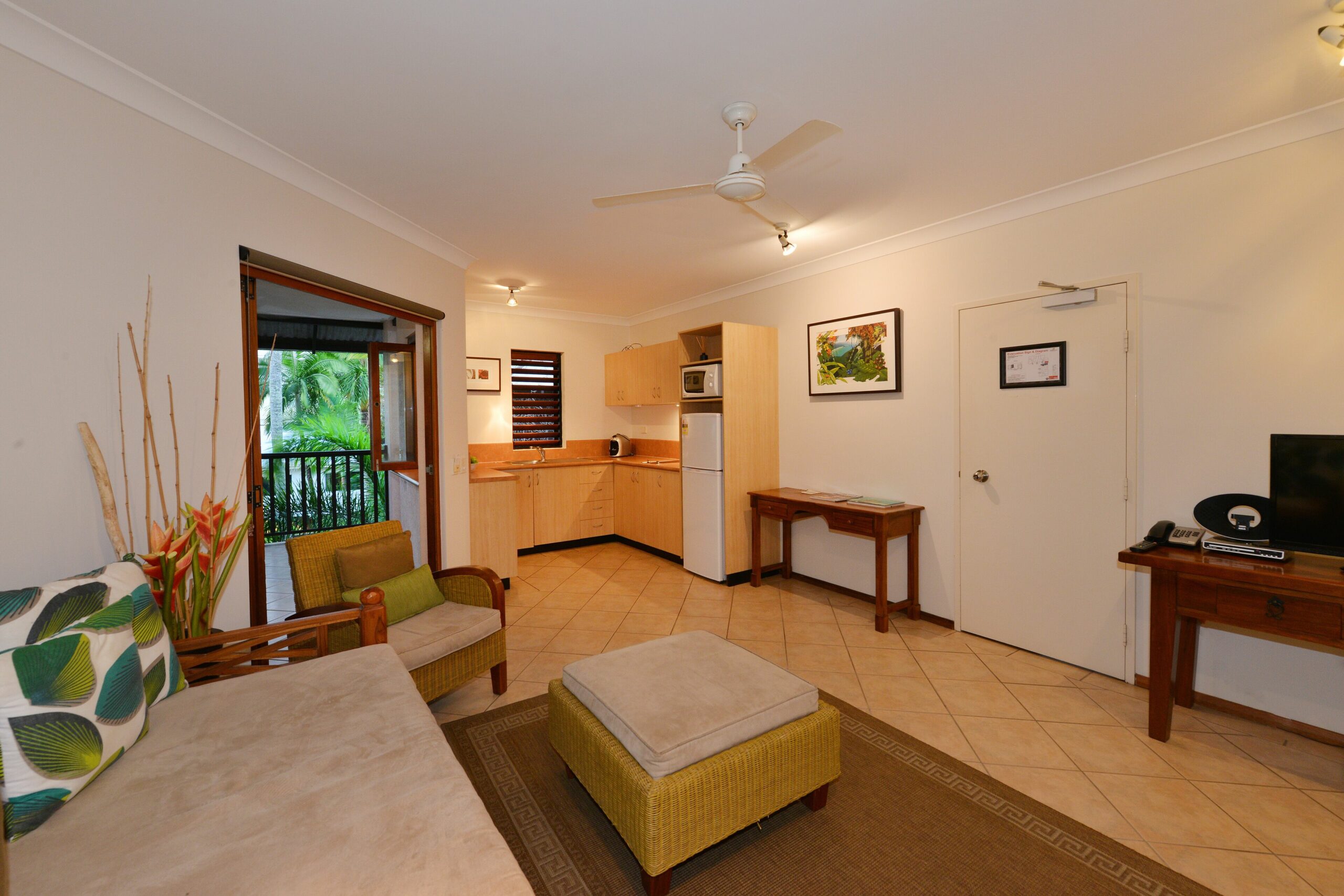 Balinese Style Apartment- Walking distance to all Port has to offer.