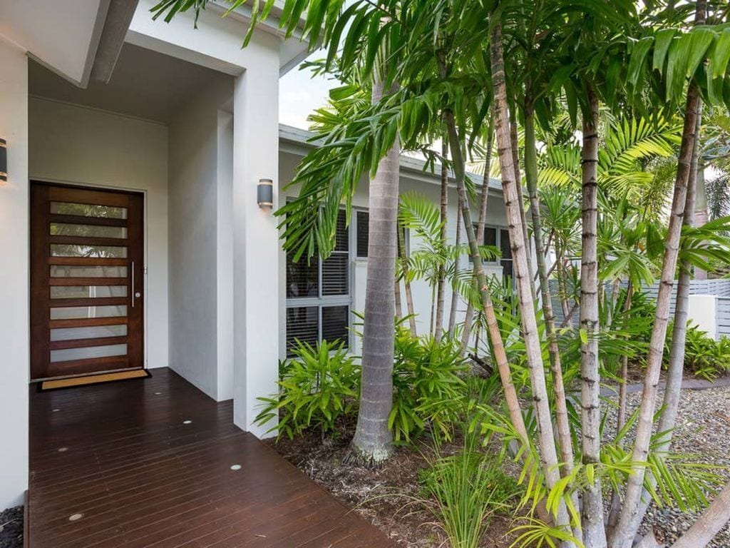 Large family house  · Cairns Beaches HOME With  Water View &BBQ Sleep 12