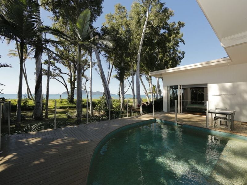 The Boat House - Absolute Beachfront Paradise