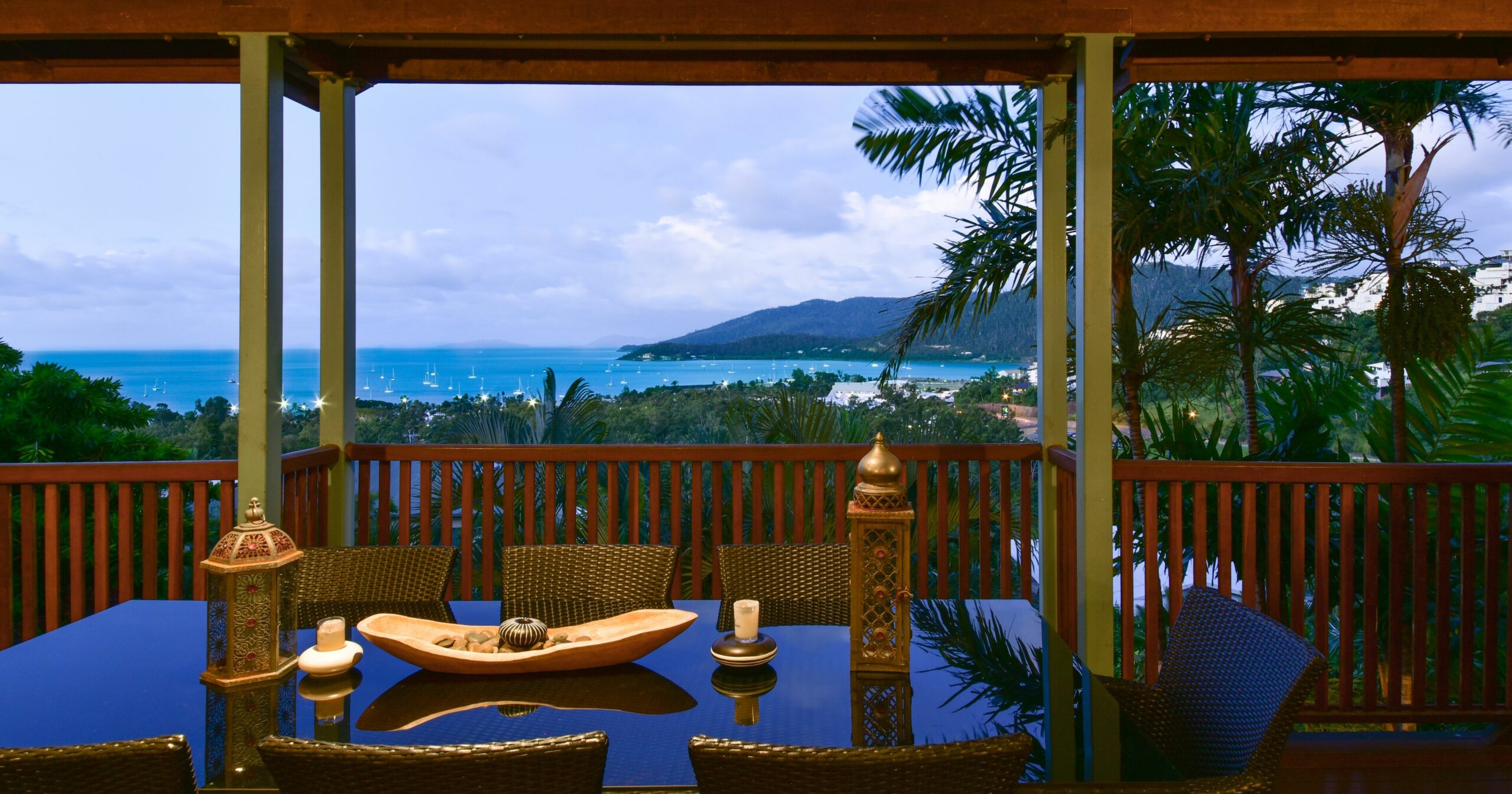 Panoramic views, central Airlie beach, short Stroll to the beaches & village