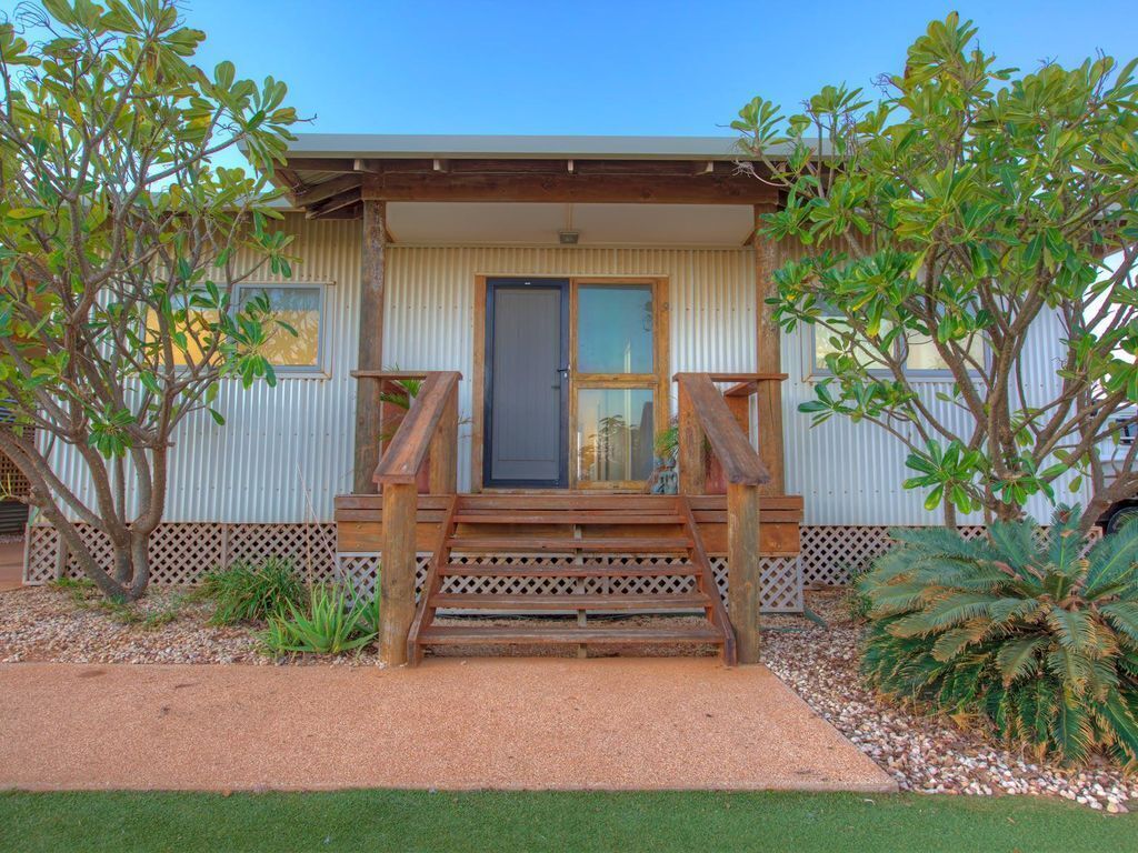 The House With Everything. Swimming Pool, Free Wifi and a Jetty!