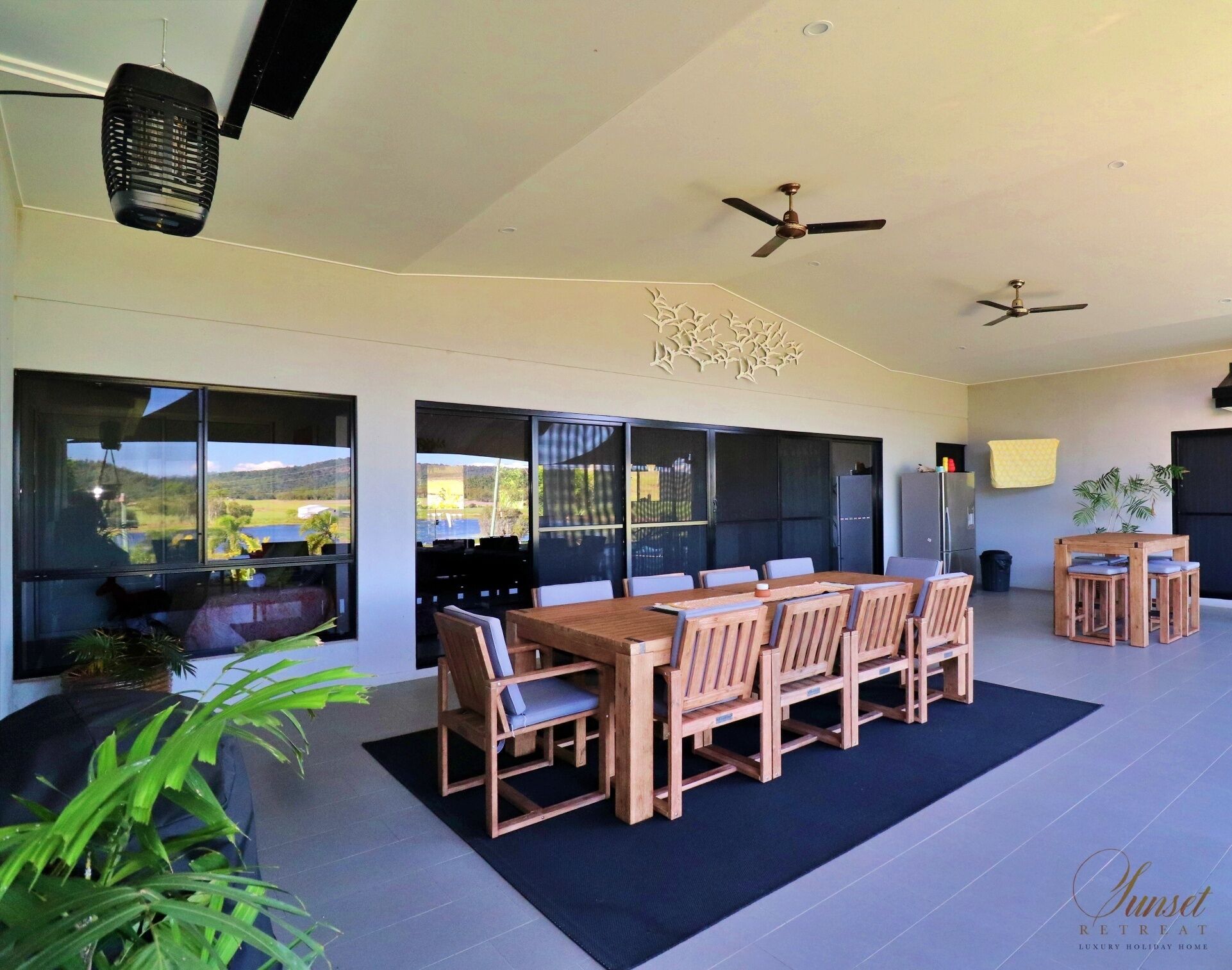 Sunset Retreat Family Getaway, Close to Airlie Beach, Five Bedrooms on Acreage