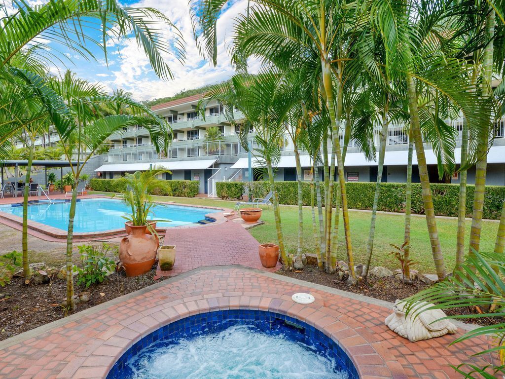 Lagoon 003 on the Beach Hamilton Island by Hamorent