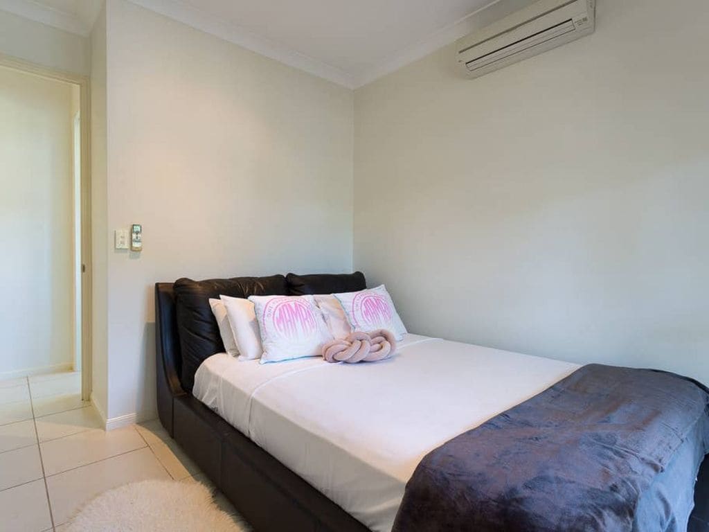 Large family house  · Cairns Beaches HOME With  Water View &BBQ Sleep 12