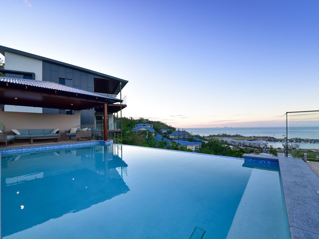 Modern Luxurious Home overlooking Port of Airlie