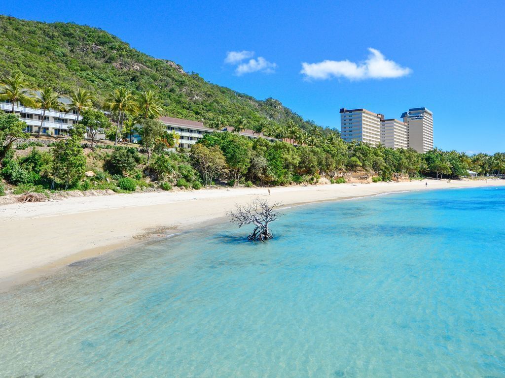 Lagoon 005 on the Beach Hamilton Island by Hamorent