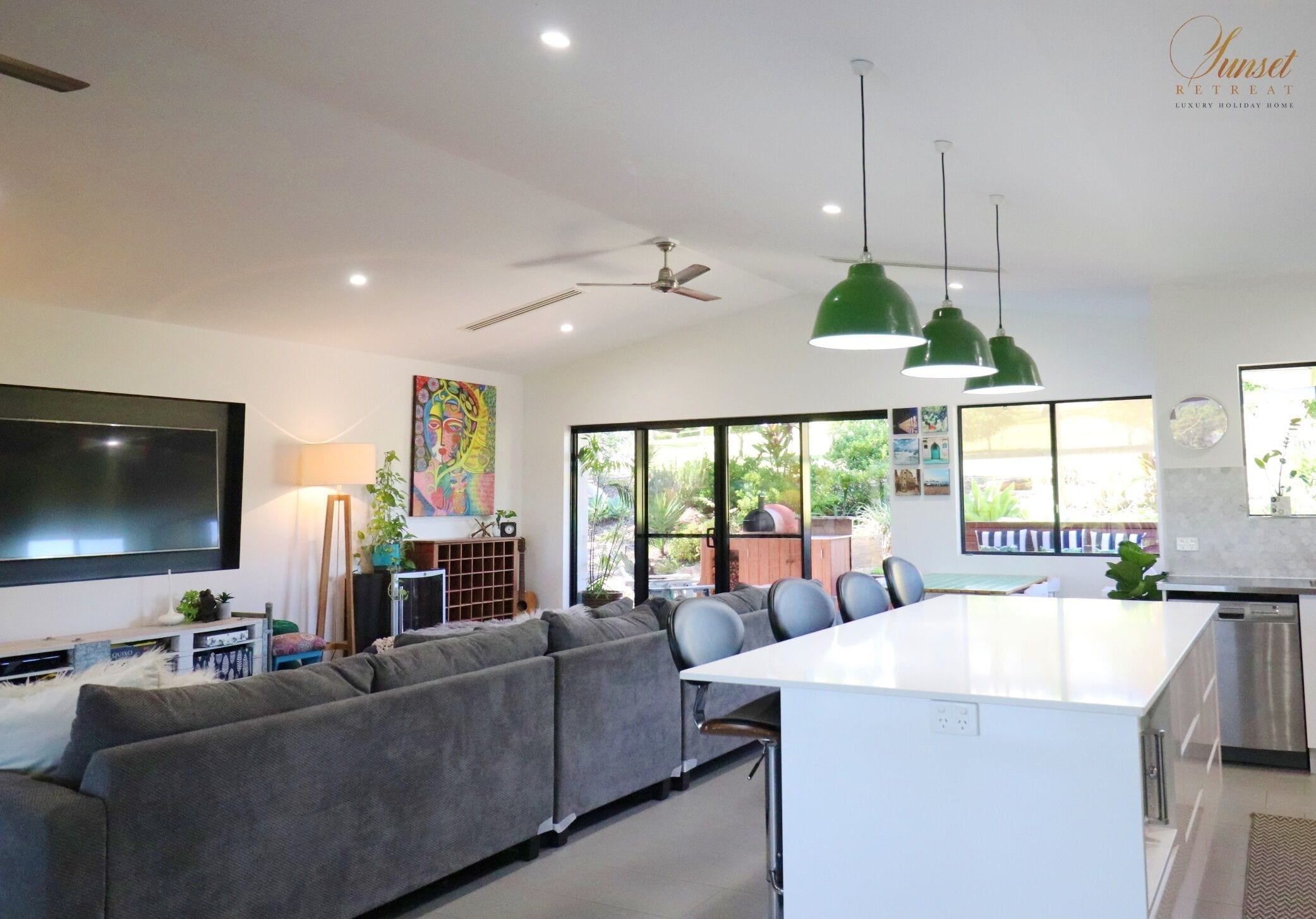 Sunset Retreat Family Getaway, Close to Airlie Beach, Five Bedrooms on Acreage