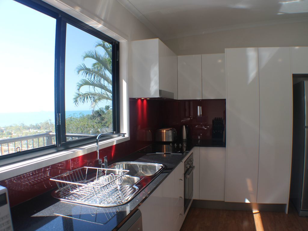 Panoramic Island & Ocean Views. Great for Family's & Groups. 2 minutes to Beach