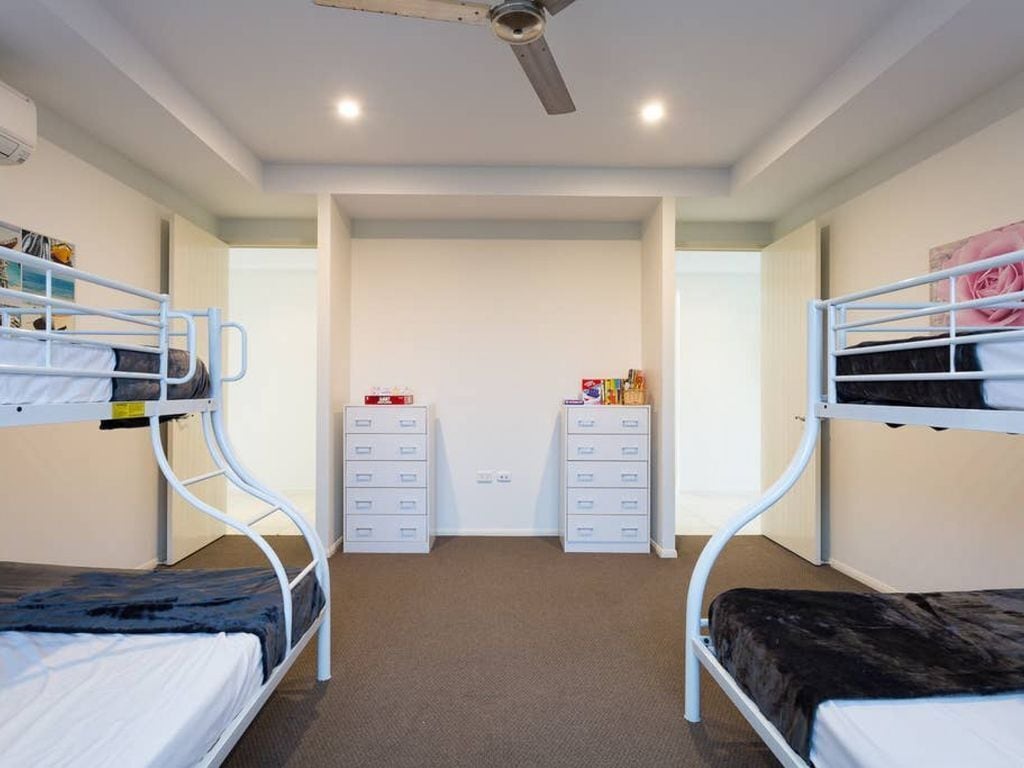 Large family house  · Cairns Beaches HOME With  Water View &BBQ Sleep 12