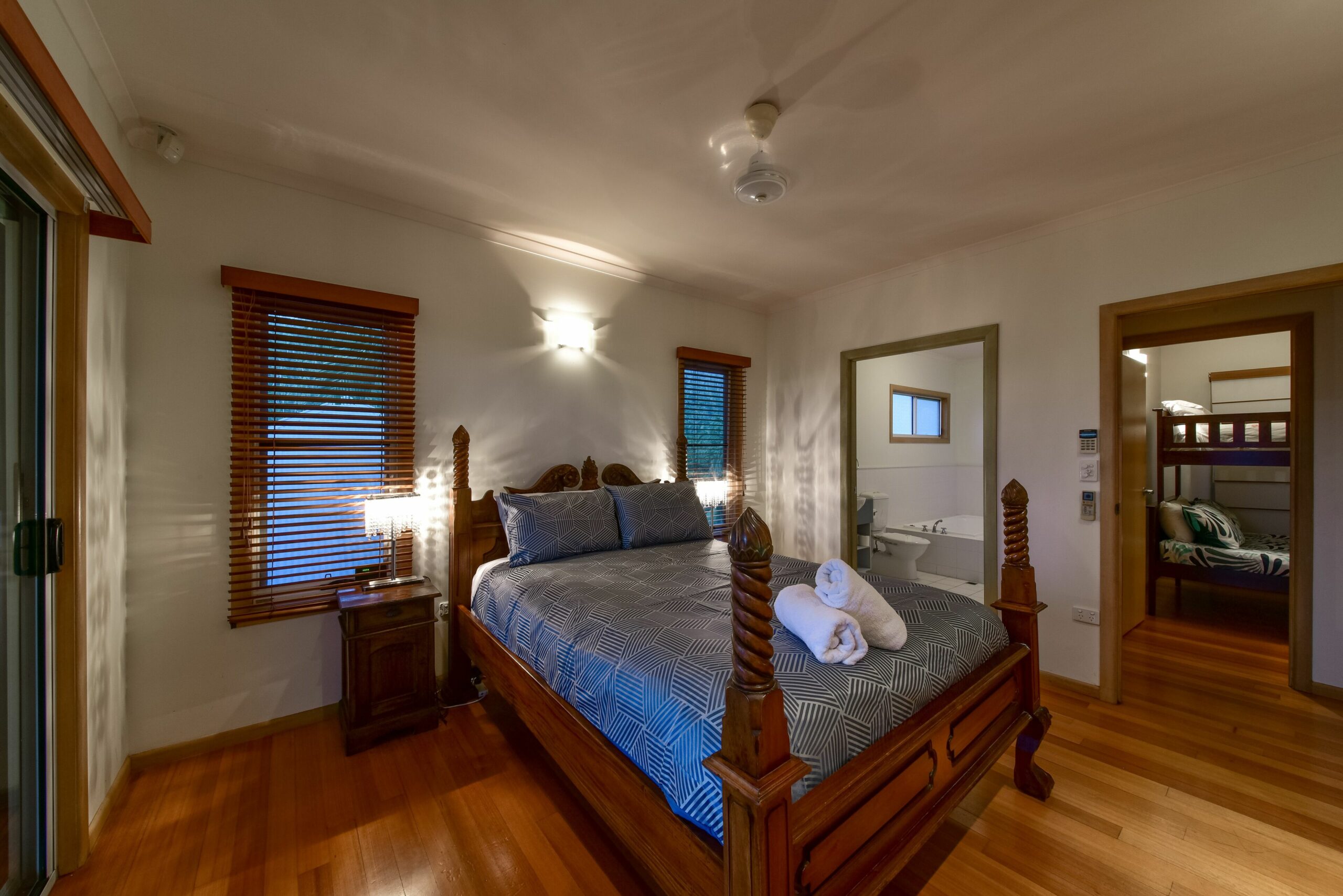 Panoramic views, central Airlie beach, short Stroll to the beaches & village