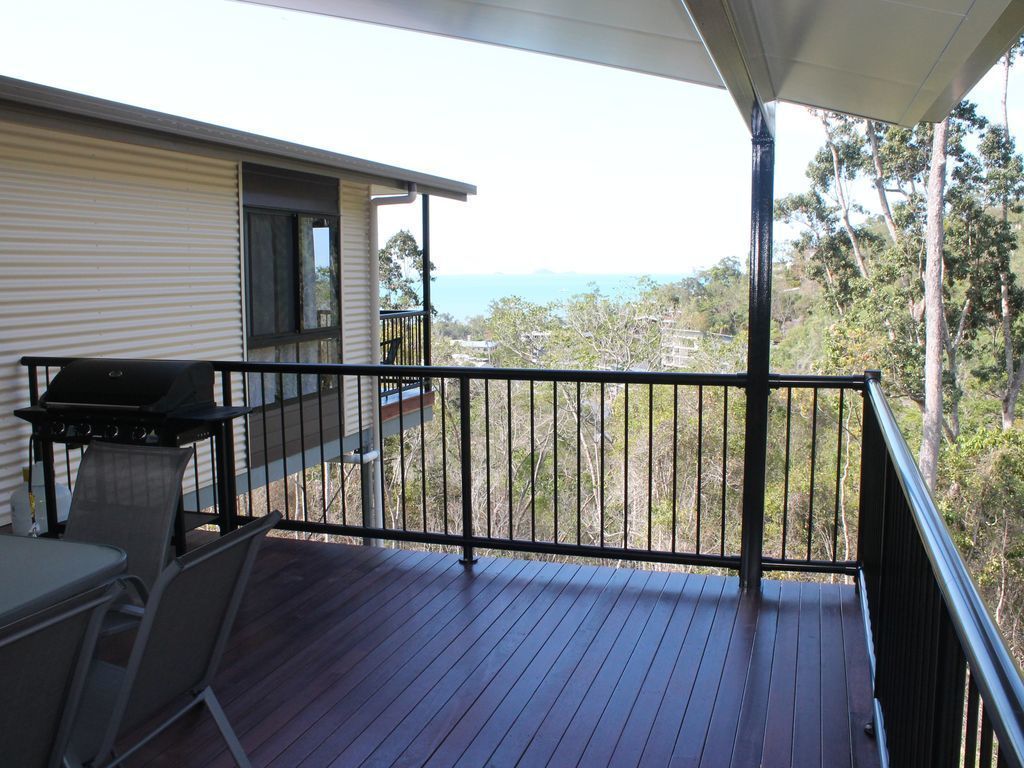 Panoramic Island & Ocean Views. Great for Family's & Groups. 2 minutes to Beach