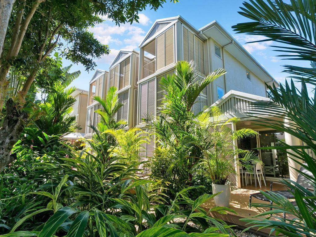 Port Douglas Apartments, Location, Location