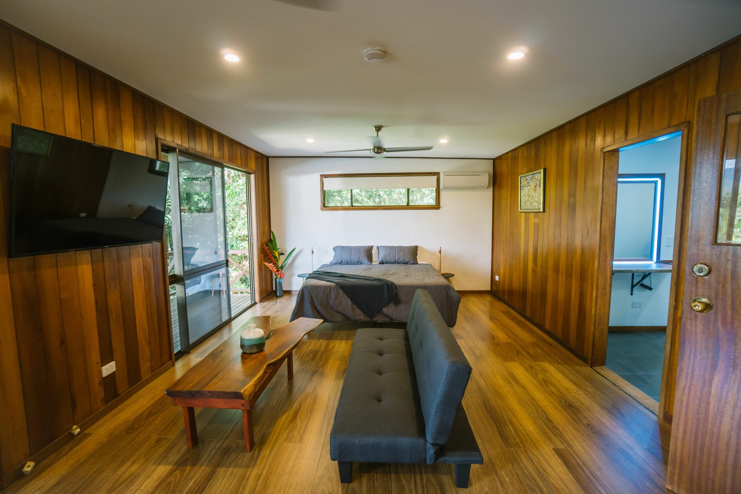 Private relaxing 1 bedroom Rainforest Studio close to nature, town and amenities