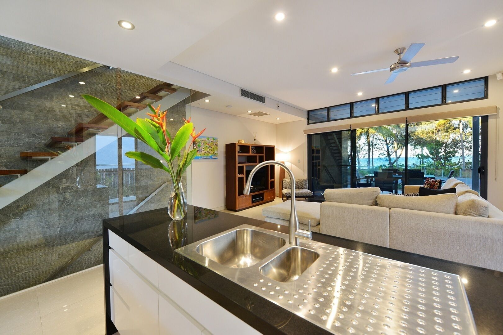 Absolute Beachfront – Esplanade Villa Port Douglas