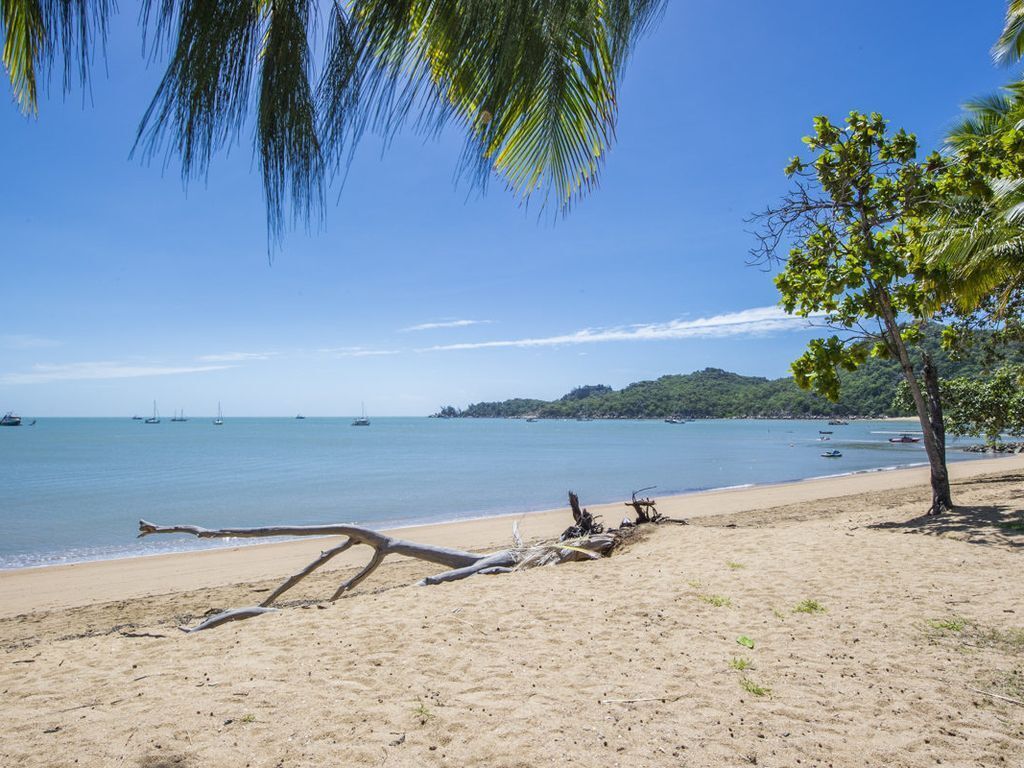 Peg's Beach House - Horseshoe Bay, QLD