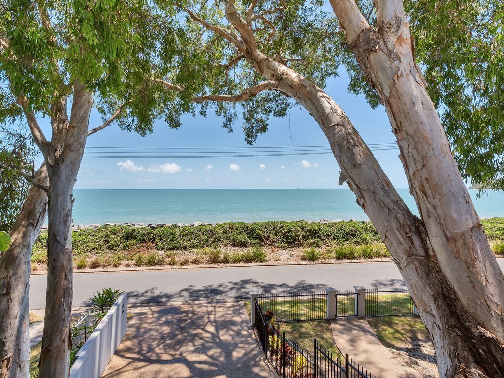 Absolute Beachfront, Luxury Holiday House in Clifton Beach