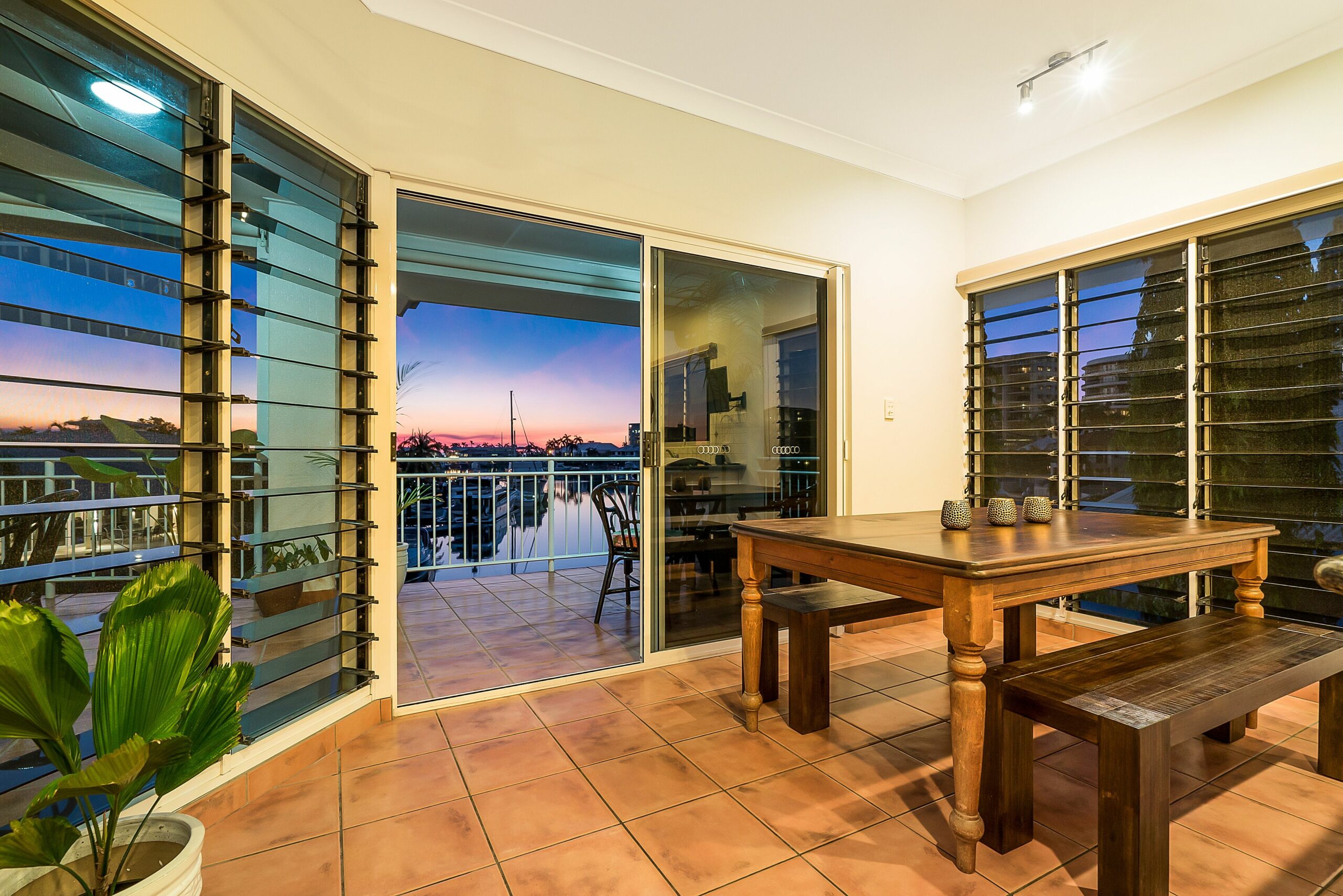 LARRAKEYAH PALMS — Darwin luxury on Cullen Bay Marina with Pool