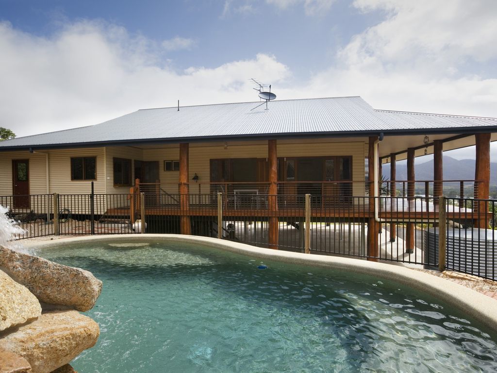 Family Friendly Queenslander With Wrap Around Deck