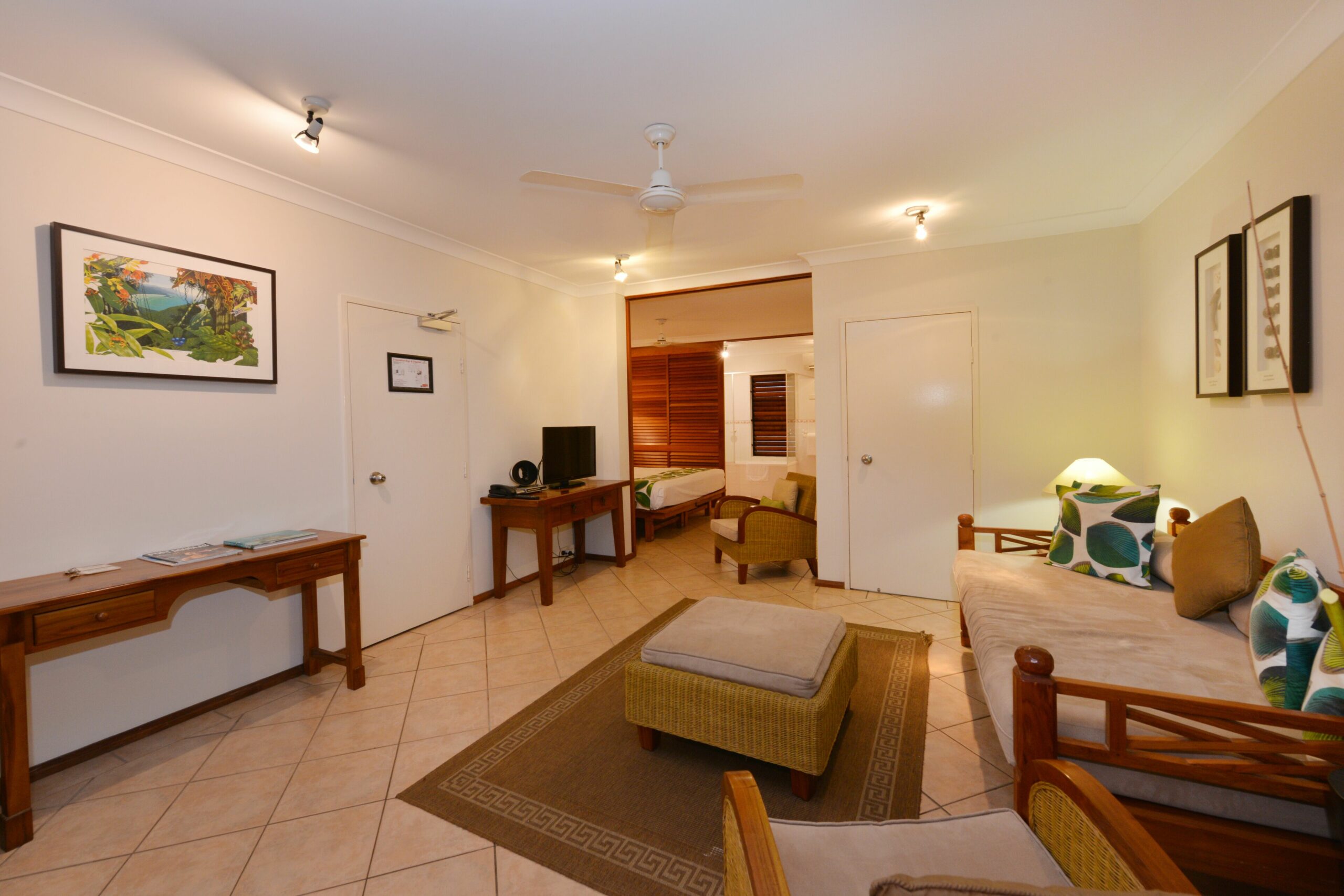 Balinese Style Apartment- Walking distance to all Port has to offer.