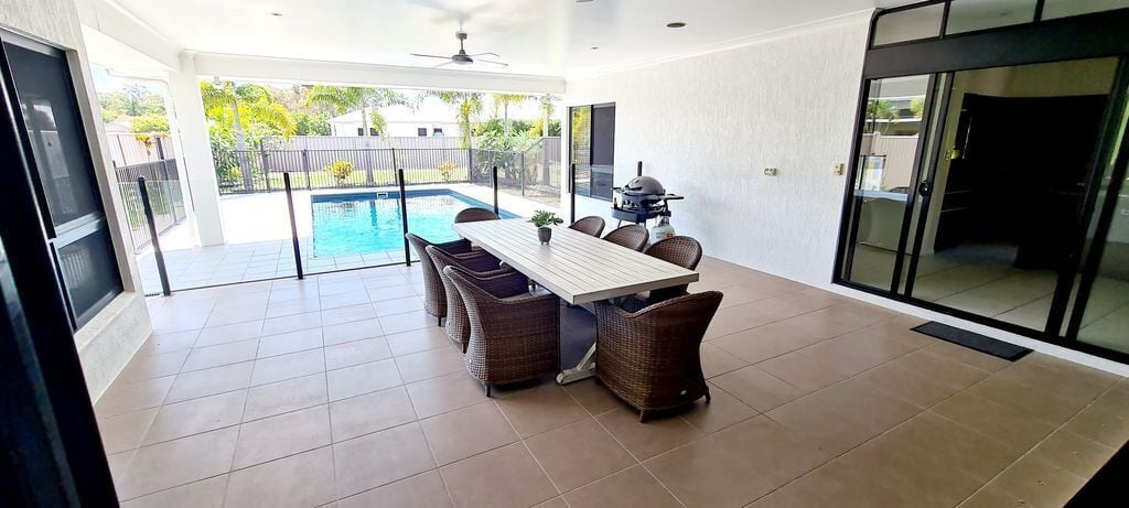 Edge Water 2 Minutes From the Beach With a Pool