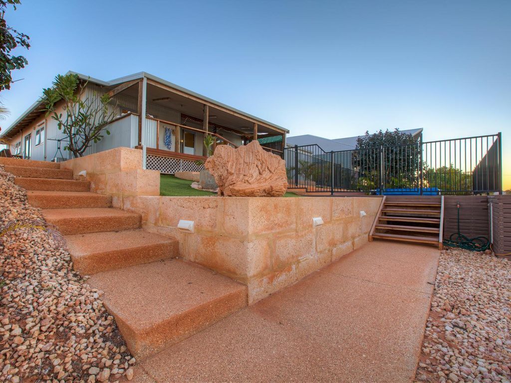 The House With Everything. Swimming Pool, Free Wifi and a Jetty!