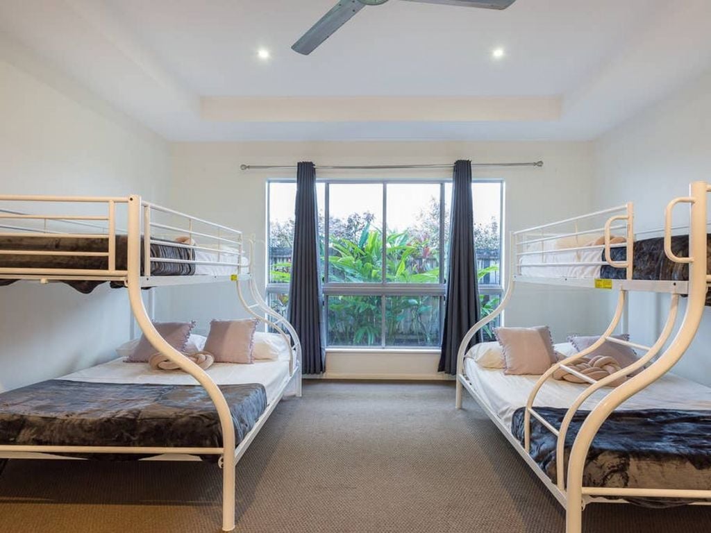 Large family house  · Cairns Beaches HOME With  Water View &BBQ Sleep 12