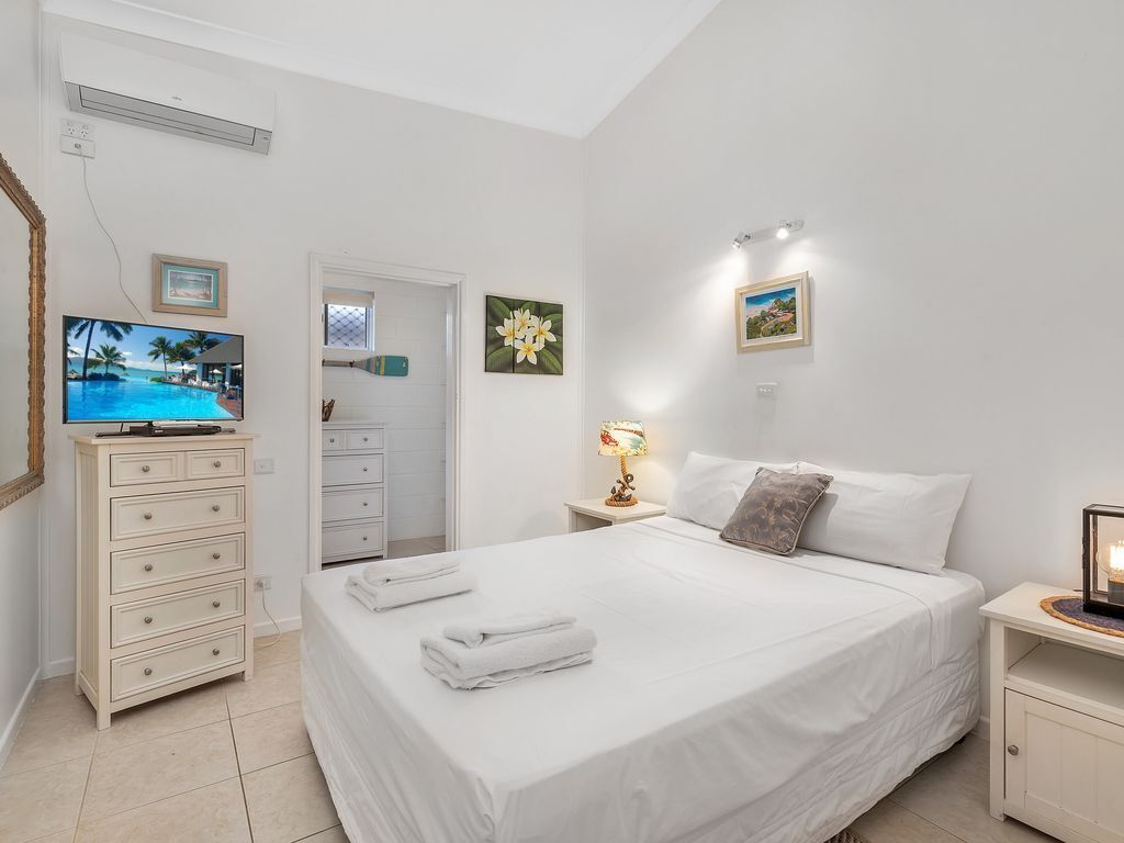 4 Bedroom Beach House With Fabulous Ocean Views at Holloways Beach, Cairns