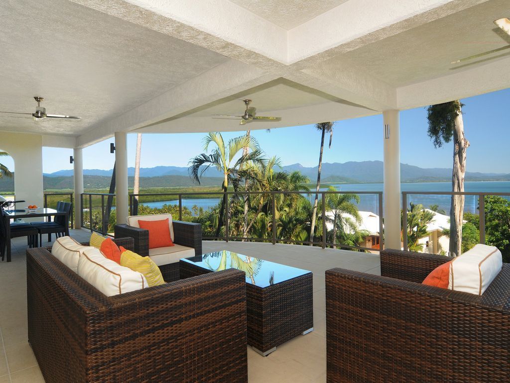 Island Point Villa 4 - Close to Town With Magnificent Ocean Views