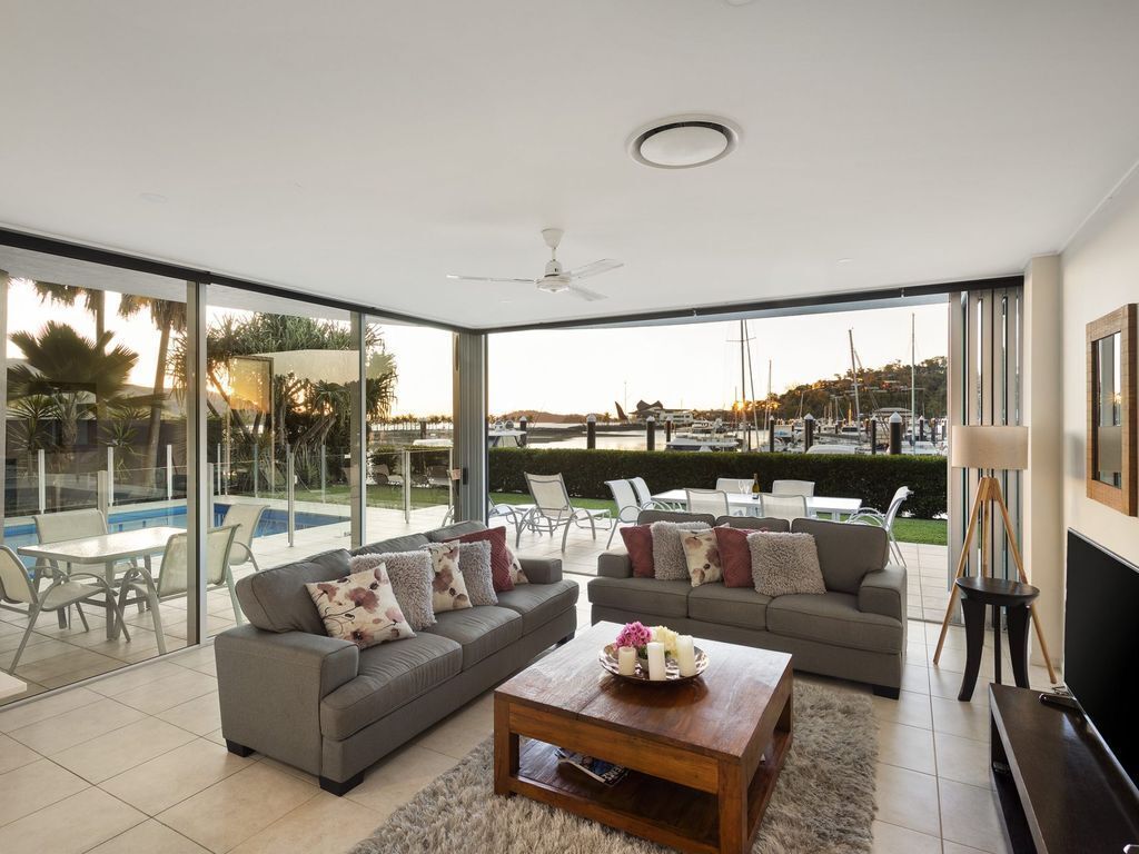 Pavillions 12 – Waterfront Spacious 4 Bedroom With Own Inground Pool And Golf Buggy