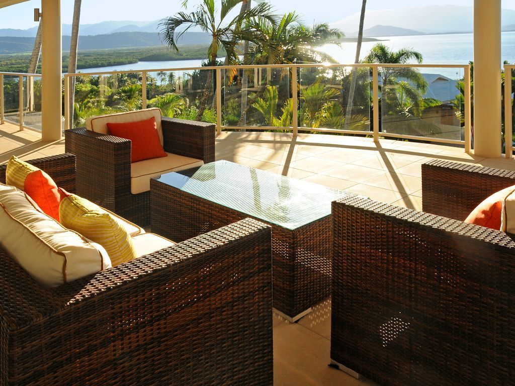 Island Point Villa 4 - Close to Town With Magnificent Ocean Views