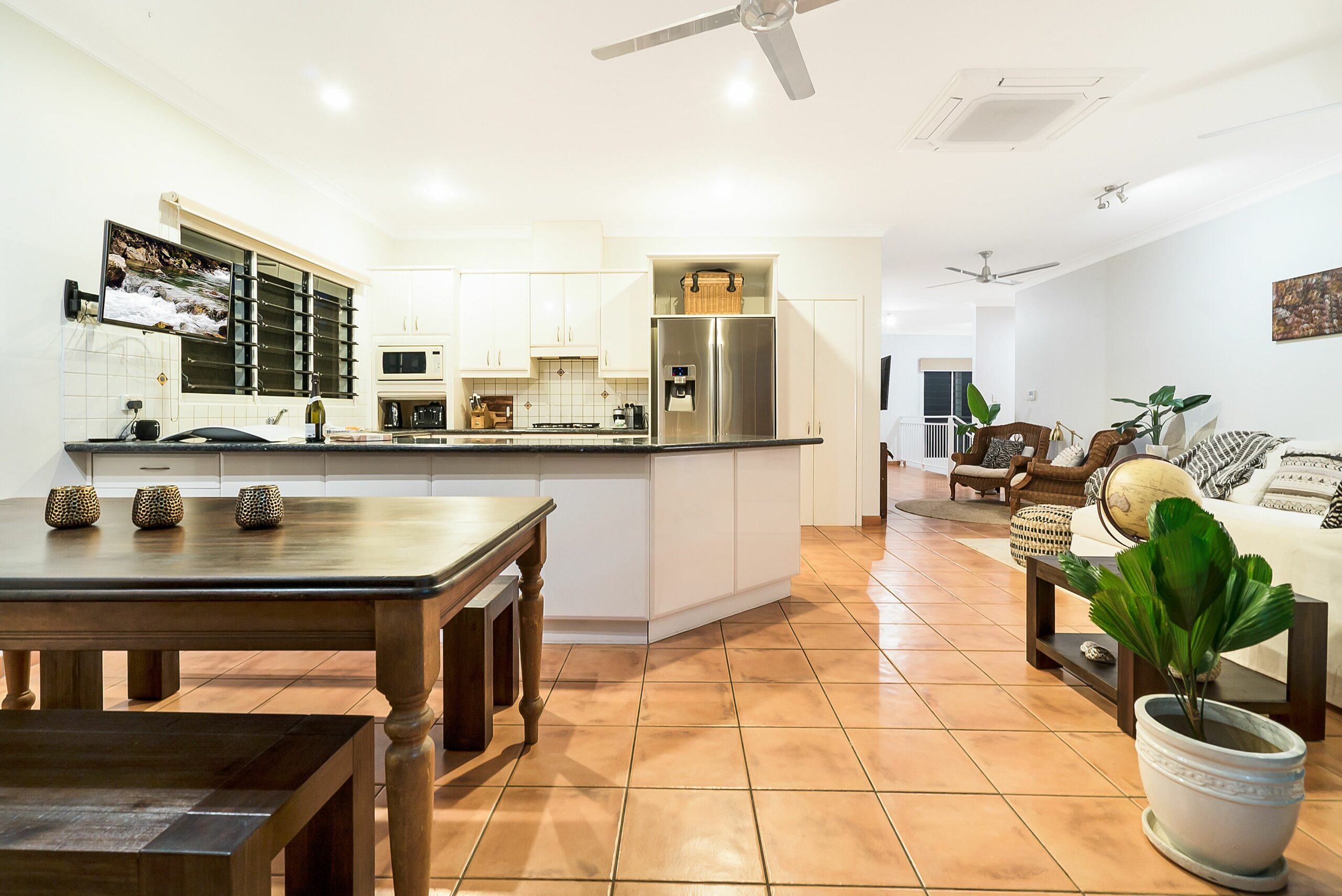 LARRAKEYAH PALMS — Darwin luxury on Cullen Bay Marina with Pool