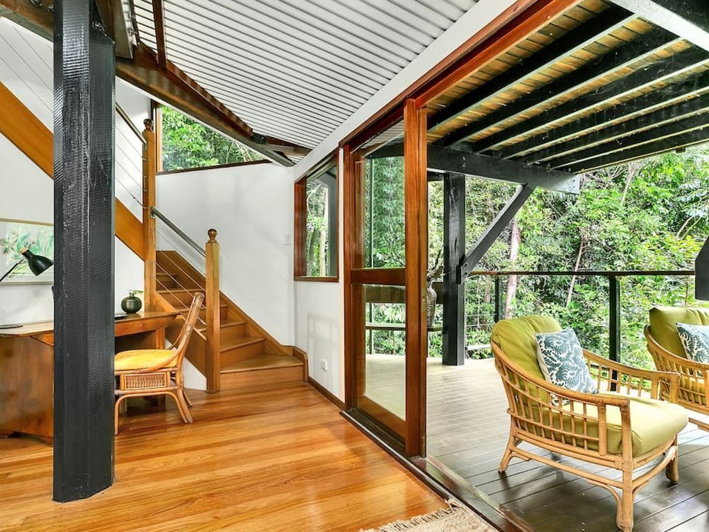 The Treehouse - 10minutes to City, Private Creek!