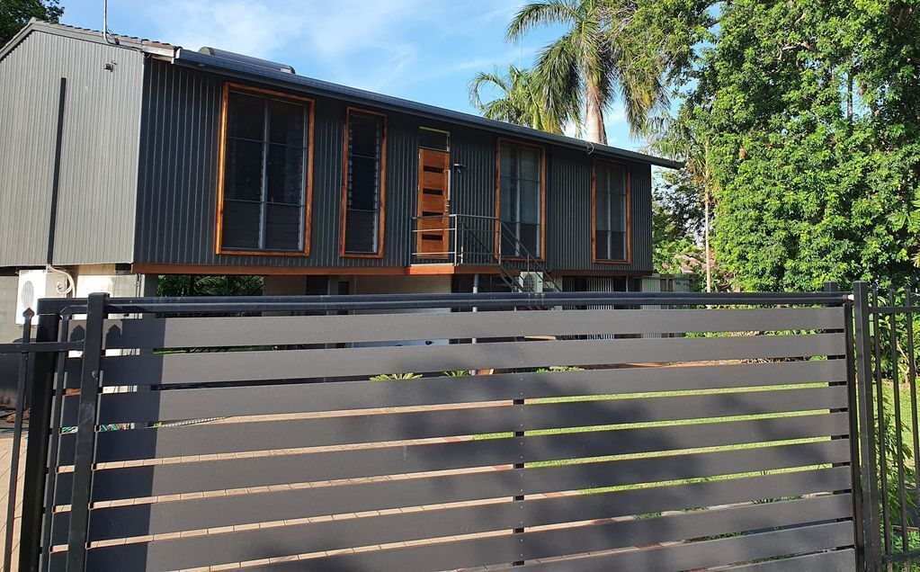 3 BEDROOM HOME & POOL / CHAMPAGNE STAYS DARWIN