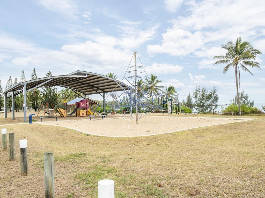 "the Deck" - Downstairs - Grasstree Beachfront Shacks