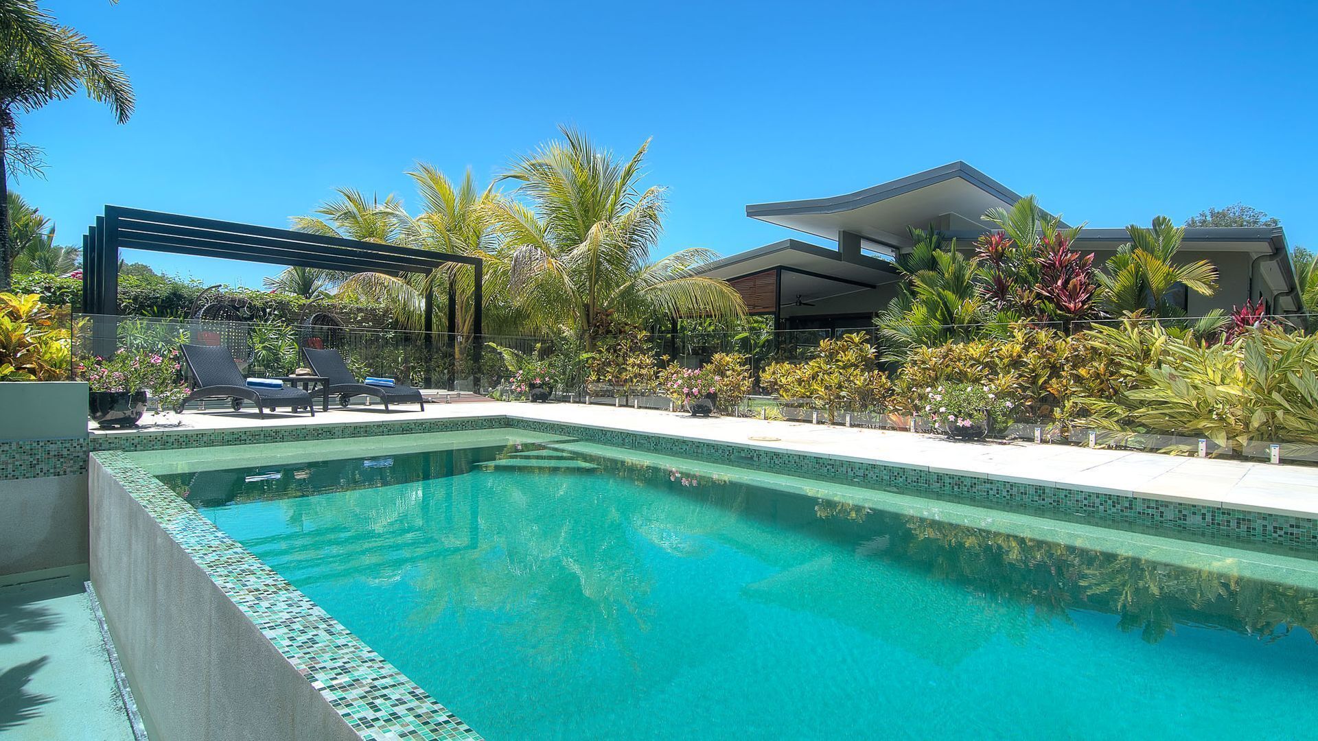 Tranquility by the Lake - Luxury Holiday Home Port Douglas