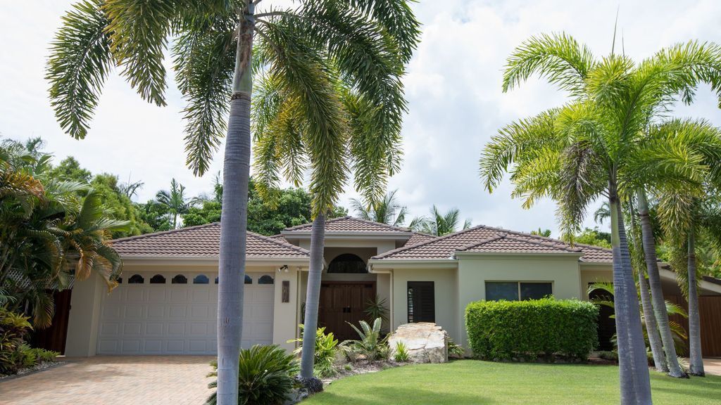 Six Beachside Port Douglas With Heated Swimming Pool & Footsteps From the Beach