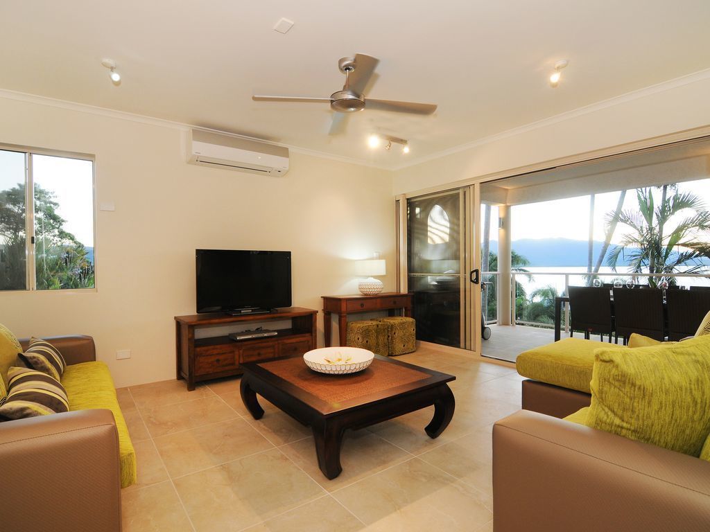 Island Point Villa 4 - Close to Town With Magnificent Ocean Views