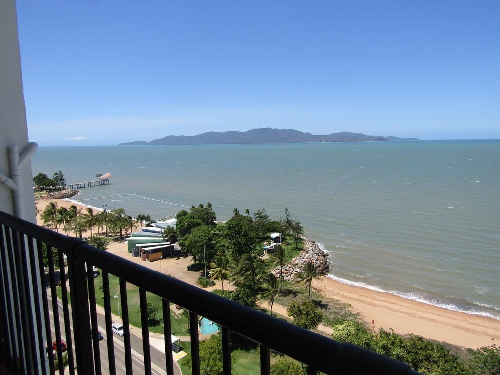 For Work or Play Amazing Ocean Views Fast Wifi Foxtel Pool A/C Strand Front